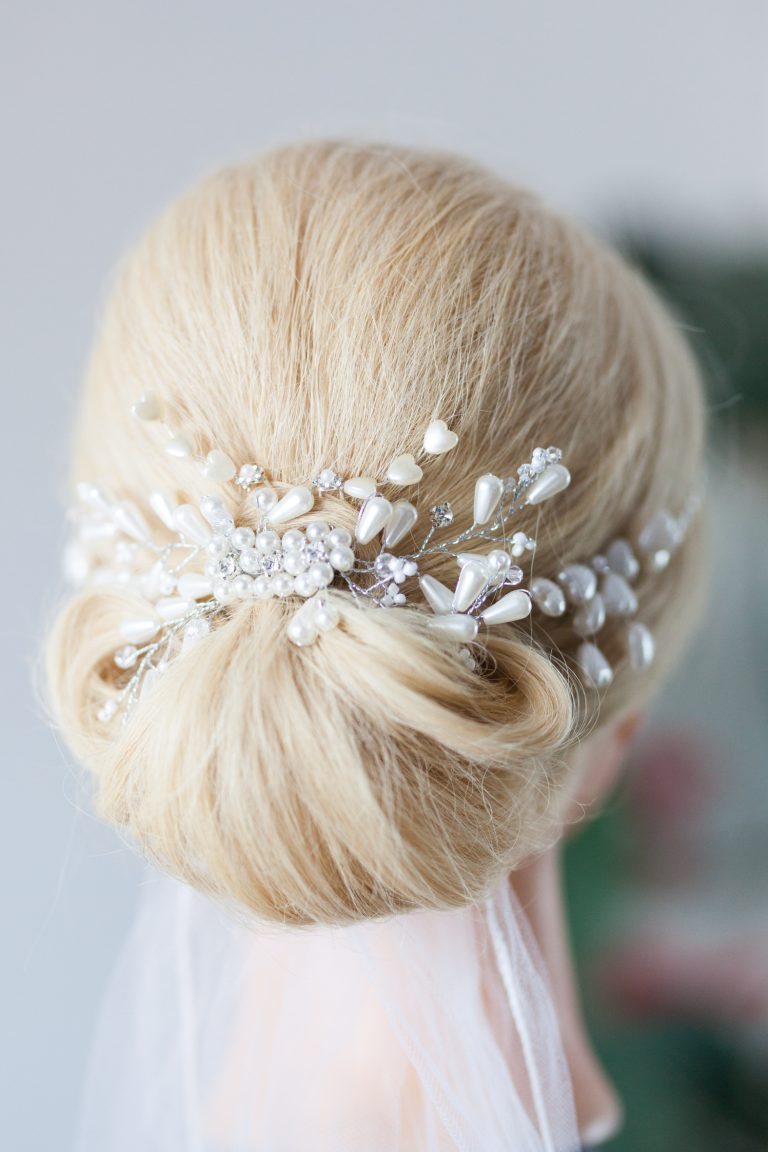 blonde Haare klassische Brautfrisur mit Schleier und Perlenschmuck
