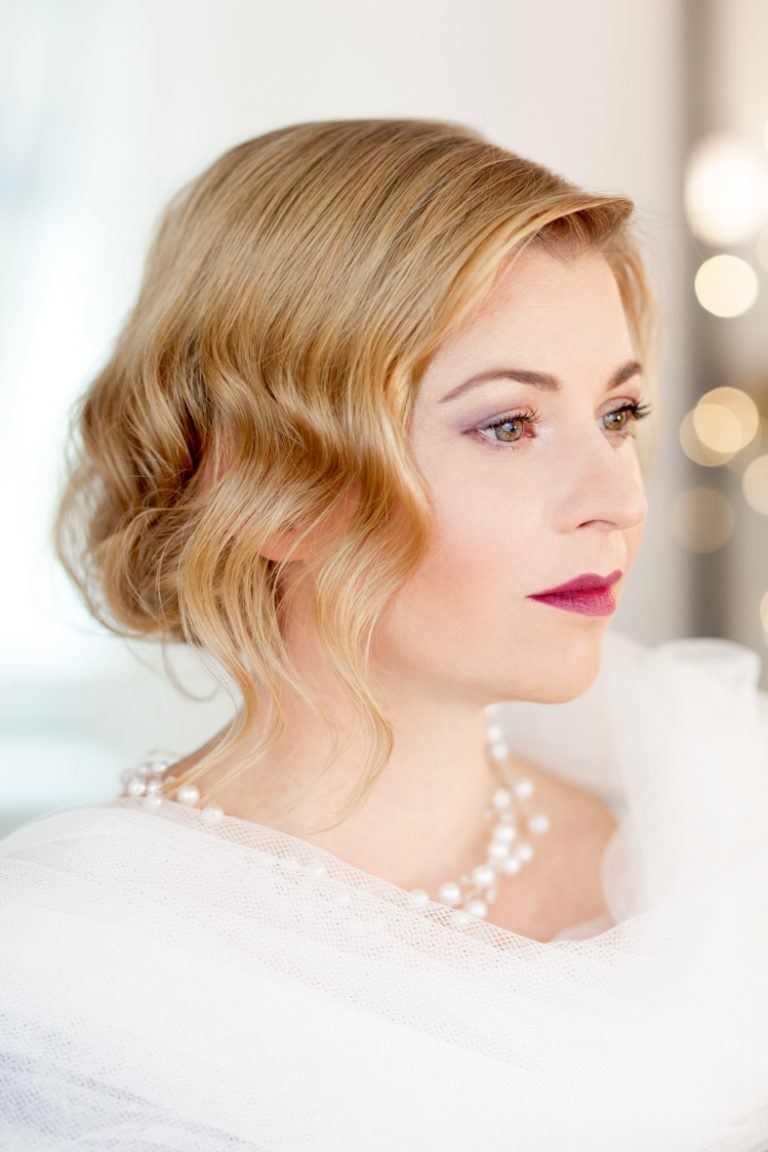 blonde Braut mit roten Lippen und klassisches Styling