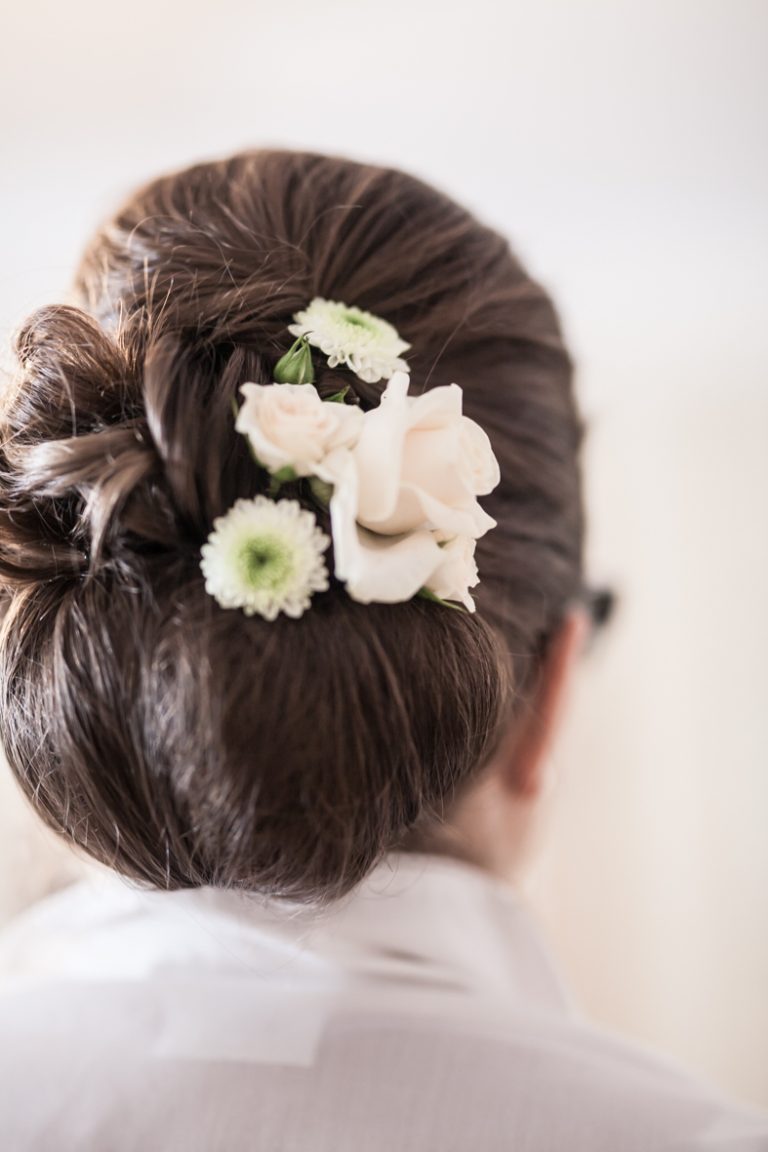 braune Haare klassischer Brautfrisur weiße Rosen