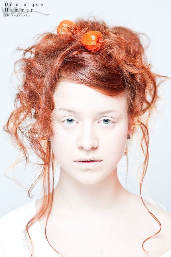 rote Haare hochgesteckt mit Physalis NoMakeUp-Look